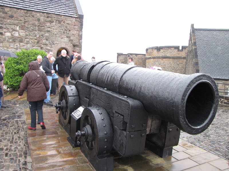 mons meg.jpg - Mons meg. Gemaakt in 1449 in het Belgische Mons. Met dit kanon konden stenen kogels van 150 kg worden afgevuurd. Zoals de foto al laat zien is Mons meg niet bepaald een licht kanon. Het kostte de inzet van 100 man om het kanon 5 km per dag te laten verplaatsen. Rond 1550 werd het kanon dan ook uit dienst genomen.
